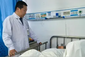 13岁男孩做饭不慎切断手指，医生争分夺秒成功再植图片