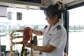 五彩绳、小香包……青岛这辆公交车备好端午礼物送乘客图片