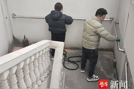 安装无障碍扶手，社区服务暖人心图片