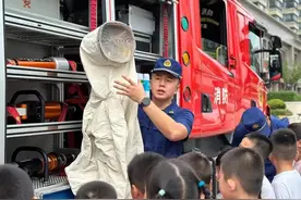 消防车开进社区，社区小朋友“家门口”学消防知识图片