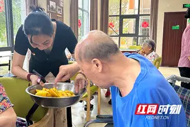 甜！500多斤炎陵黄桃送进株洲敬老院图片
