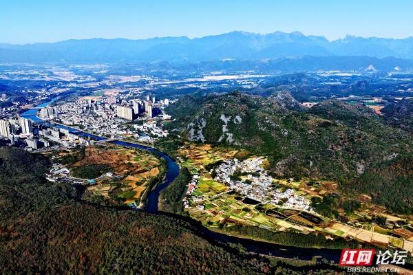 古村新韵：青砖黛瓦里的时光交响