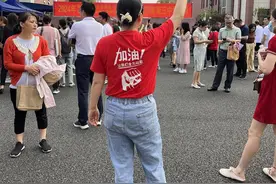 暖心寓意！家长穿中考送考衣服送孩子高考图片