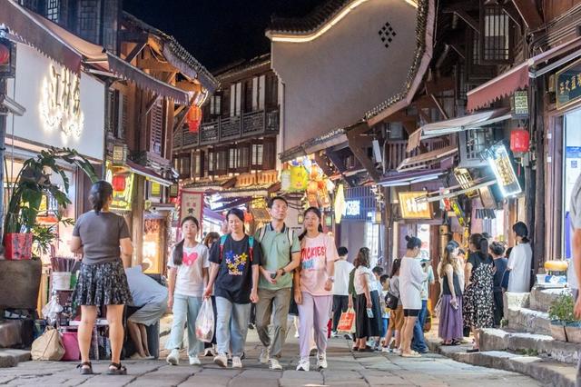 图片新闻｜沙坪坝：千年古镇夜游火热
