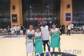 美职篮球星波普空降长沙，与明德中学球员切磋三分球图片