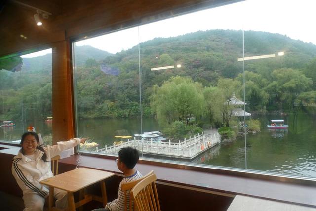 2025国庆假期第四天：公共场馆魅力显现，“文旅＋”带火市场