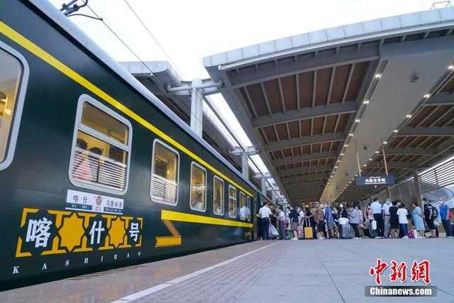 “喀什号”飞驰，新疆铁路铺就旅游发展黄金道