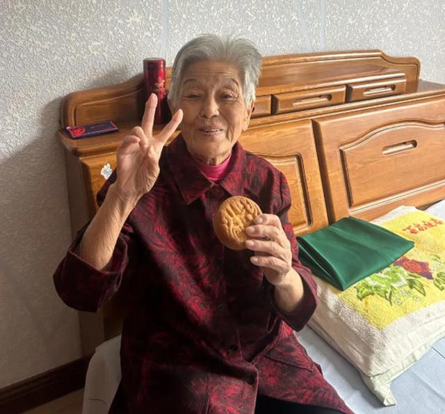 爷爷去世9个月，女子晒奶奶一组对比照看哭网友！再也不是时髦的老太太了