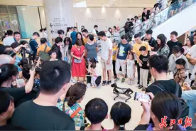 能握手比心还能拿快递，新一代仿生四足“机器狗”亮相武汉商圈图片
