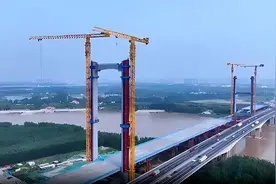 项目强省会丨京台高速齐济项目黄河特大桥主桥钢箱梁合龙图片