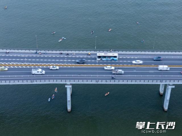 组图 | 湘江夏夜桨板热
