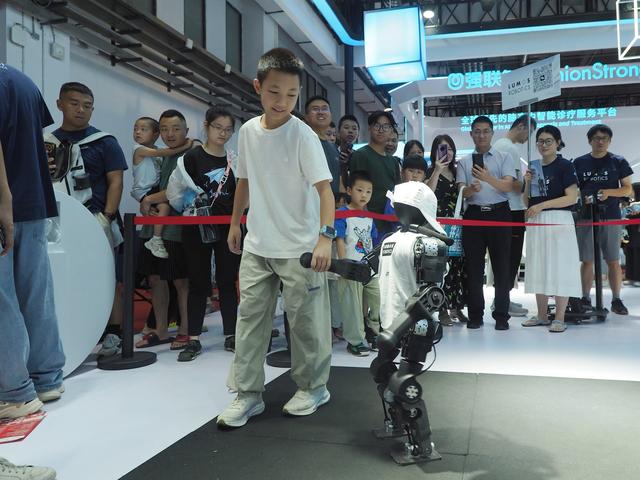 2025世界机器人大会，小朋友们开启“机”遇之旅