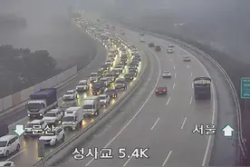 高速公路结冰打滑，韩国发生44车连环撞拥堵一上午图片