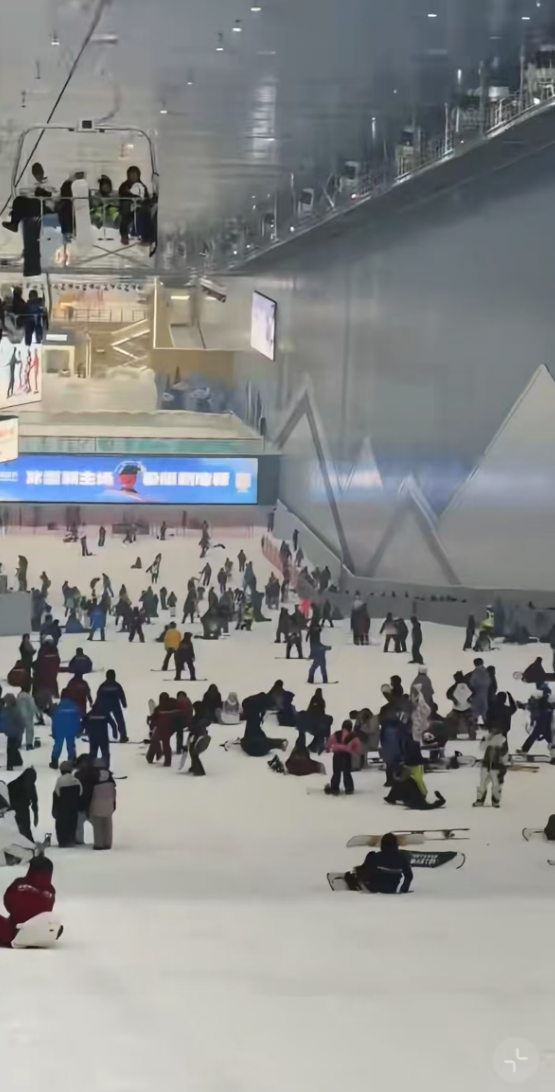 实探深圳前海冰雪世界开业：滑雪体验受专业认可，配套待完善