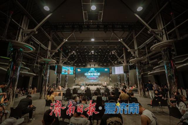一年四季 泉在济南丨灯火如昼映新潮，济南1922电竞新媒体产业园展现夏夜新风尚