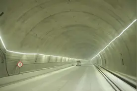 新华全媒+｜首穿天山胜利隧道图片