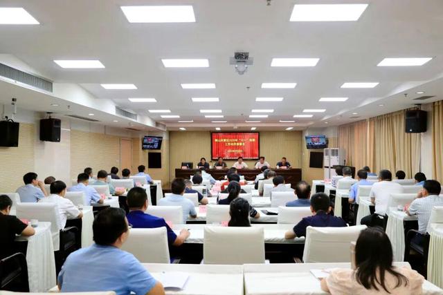 黄山之巅唱响爱国心 八方来客共赏山河美