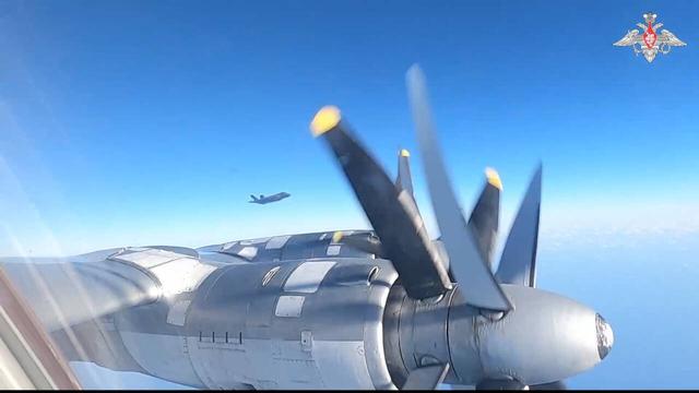 中俄轰炸机和航母从3个方向“包围琉球”