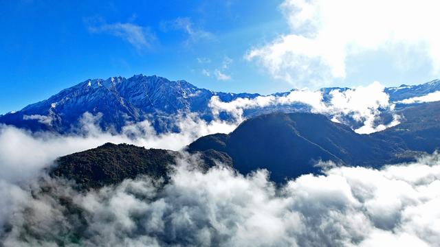 四川茂县层林尽染迎“盛会” 九鼎山开启“金色童话”观赏季