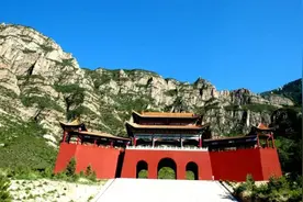 山西恒山落石砸伤游客，景区最新回应：正组织游客下山图片
