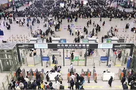 图集｜凌晨的上海虹桥火车站，等候返乡列车的万千旅客图片