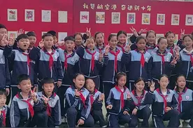 红领巾爱祖国｜时刻准备着！这场入队仪式，点燃港区少年爱国热情图片