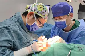 男子顶“大眼袋”50年，医生植入“人工骨”改善眼睑退缩图片