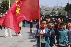 五公里徒步追寻红色足迹，少先队员传承革命精神图片
