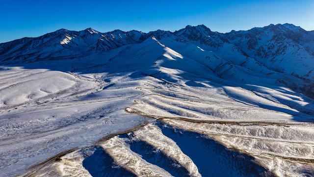 在黑山草原，邂逅淡蓝雪影与鎏金峰顶的浪漫