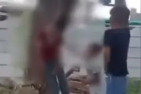 痛心！印度11岁男孩玩耍时，被绳索勒住脖子窒息死亡，痛苦挣扎时被同伴以为是在表演视频封面