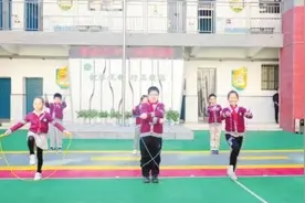小小跳绳玩出新花样，“锻炼神器”让小学生走出教室图片