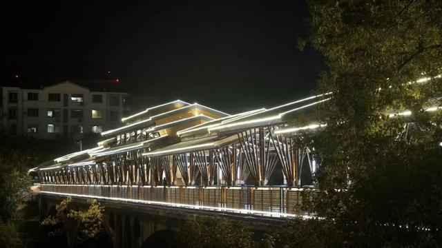 南平武夷山这座老桥 “披” 上竹衣归来