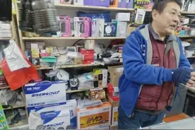 京津冀过大年丨开在修补巷的时光修理铺：寻一个星期老配件只收了10元手工费图片