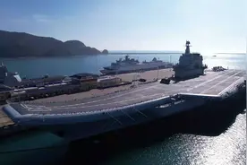 山东舰航母编队现身西太平洋！外媒偷换概念渲染南海紧张，中国军事专家驳斥图片