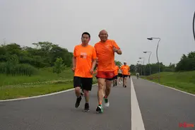 停不下来！成都有支“黑暗跑团”，计划今年带着视障跑者跑遍成都的公园图片