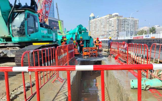 新闻8点见丨OpenAI创始人奥特曼出局；山村里的一元慢火车