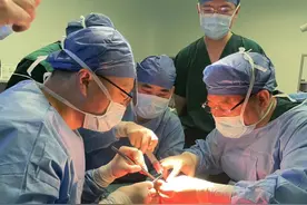 全球首例！医生将患者肾脏分离，切掉两个肿瘤后再回植体内图片