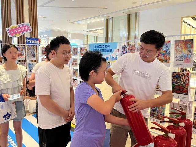 从VR地震中“逃出生天”、在灭火实战中“解锁新技”…… 坪山这场安全体验“太过瘾”！