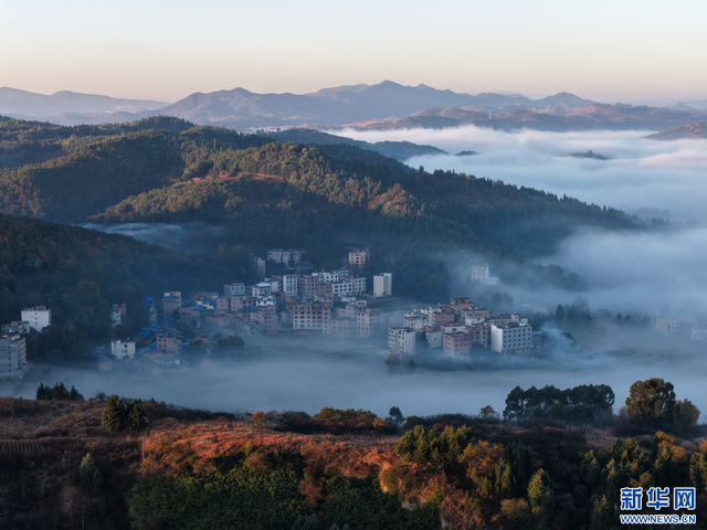 云南曲靖：雾漫城乡 云绕山峦