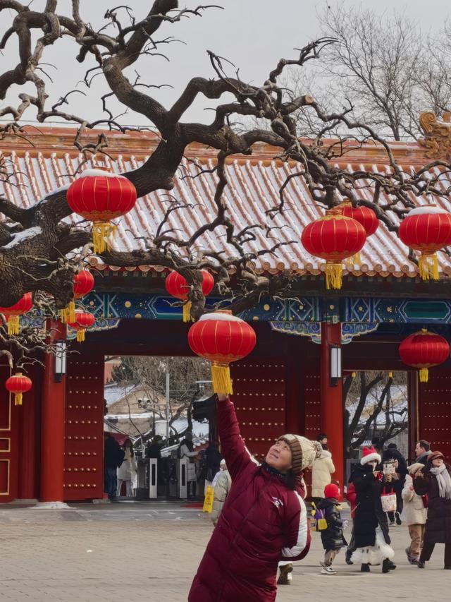 北京初雪过后，景山公园游人如潮