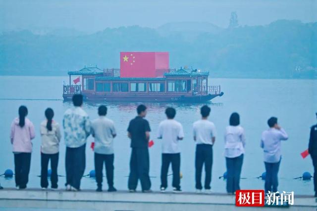 东湖游船载着国旗迎国庆，全国各地游客迎着朝阳“歌唱祖国”