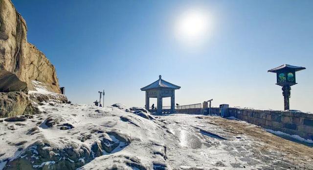 岱宗披霜缟 冰韵醉人间