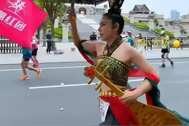 兰州马拉松的“敦煌神女”被质疑作秀？如此有实力就该秀出来！图片