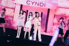 王心凌巡演成都站开唱 黄小蕾吴谨言助阵共跳《爱你》图片
