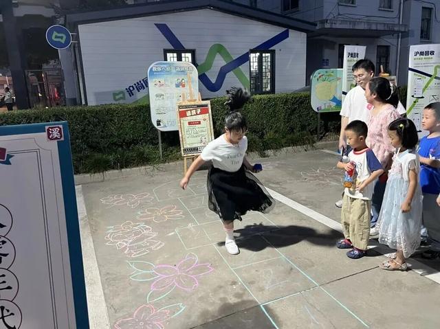 童年游戏、露天卡拉OK……这场复古夜市带你重返80年代