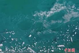 “高原蓝宝石”青海湖现冰封景观图片