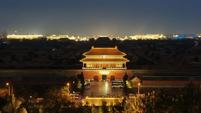 京城入夜流光溢彩，处处美景温柔醉人