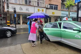 杭城暴雨中 外卖小哥、出租车司机暖心接单图片