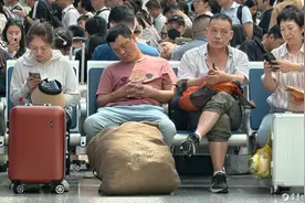 高铁站候车图片