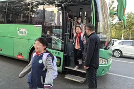郑州开通郑东新区商鼎路第一小学至恒兴嘉苑社区校园公交图片